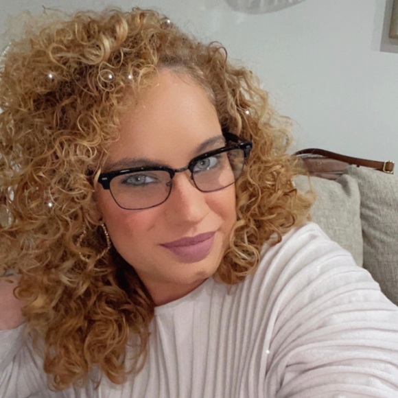 Meet your Posher, Julie - Picture 2 of 2